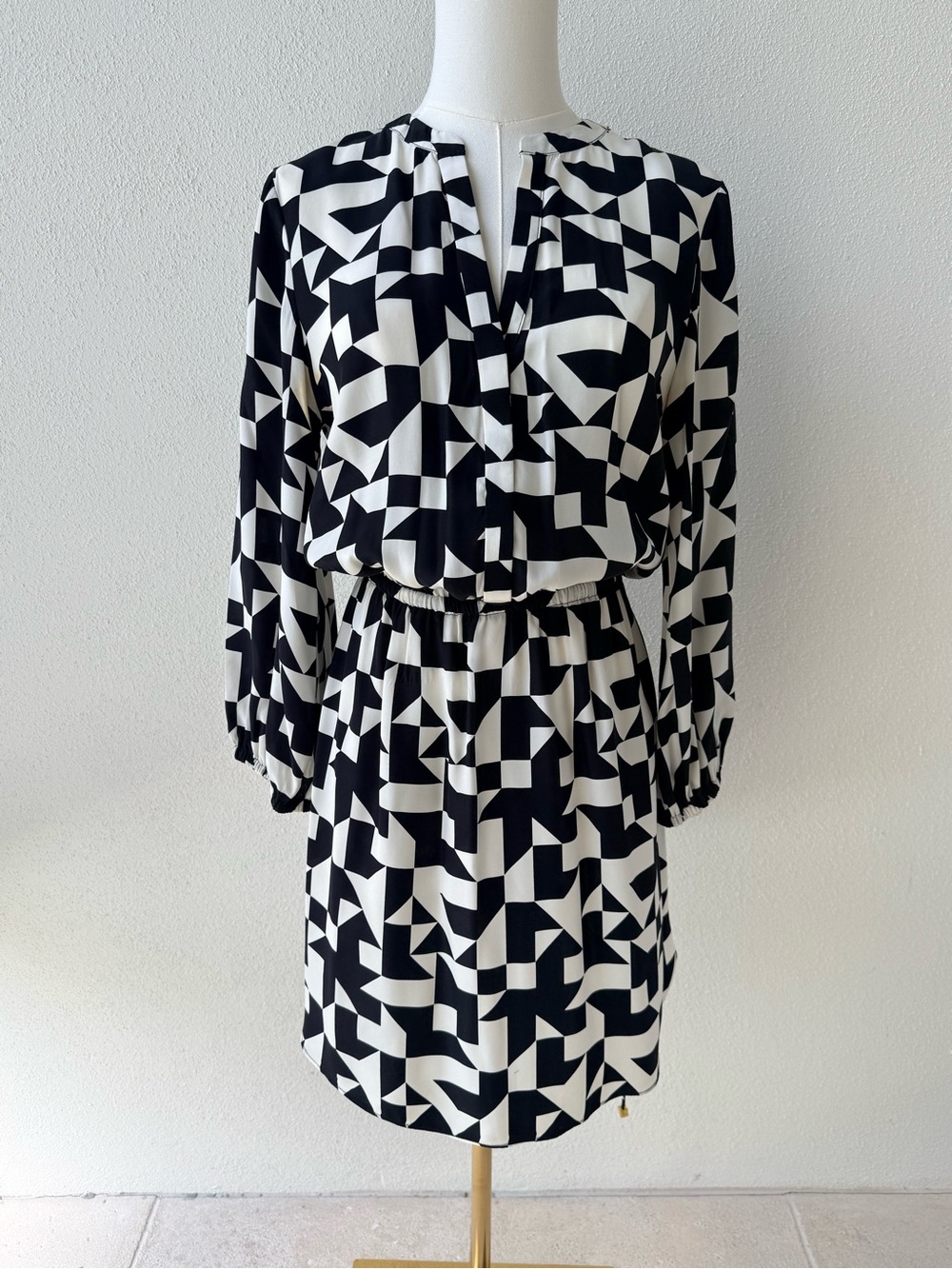 Alice & Trixie 100% silk, EUC, size small, Monochrome Geometric Dress